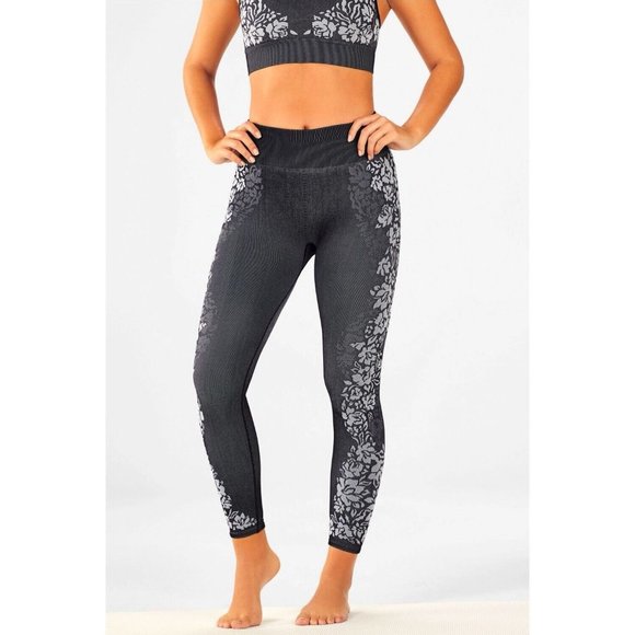 Fabletics Pants - Fabletics Seamless 7/8 Mid Rise Leggings Small Black Floral Jacquard Design